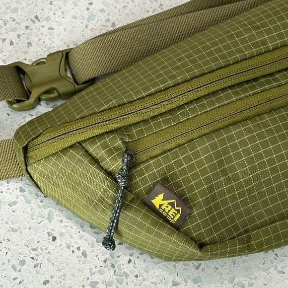 REI Trail 2 Waistpack Fanny Pack in Green - Picture 2 of 6